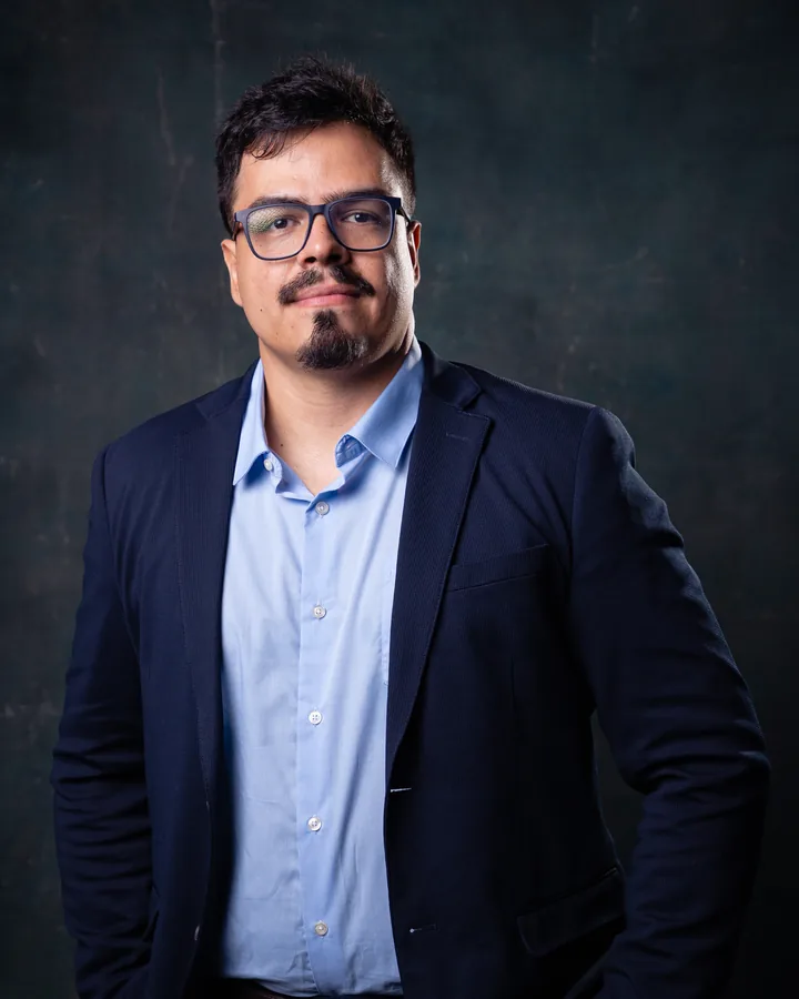 Renan Mesquita, engenheiro mecânico, de terno azul